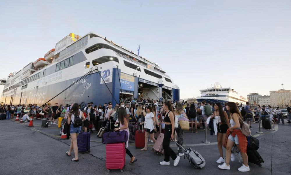 Τρέχουν να ξεφύγουν από τη ζέστη οι Αθηναίοι: Ουρές στο λιμάνι του Πειραιά